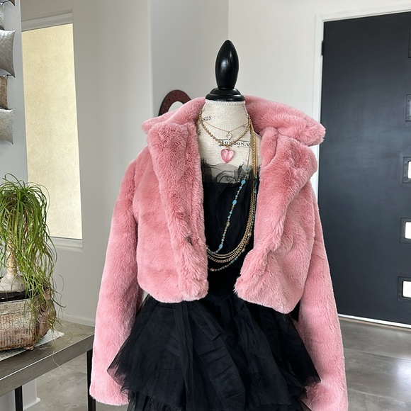 BRAND NEW GORGEOUS FANCY AND SOFT MAUVE VEGAN FUR OUTERWEAR COAT! SIZE MEDIUM! - Picture 6 of 17
